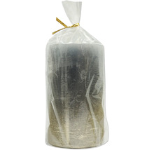 Stumpenkerze mit Baumrindenstruktur in Klarsichtfolie verpackt.