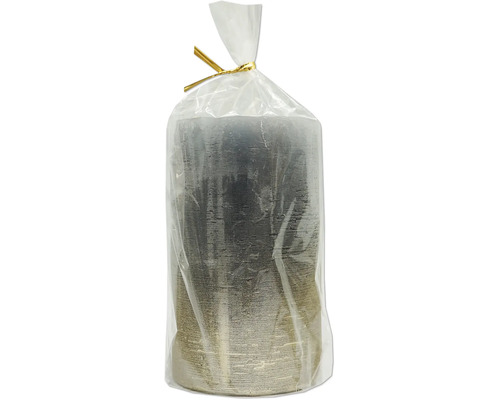 Stumpenkerze mit Baumrindenstruktur in Klarsichtfolie verpackt.