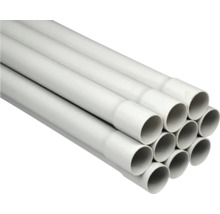 Bündel weißer PVC-Installationsrohre mit angeformter Muffe.