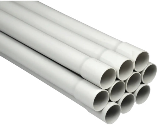 Bündel weißer PVC-Installationsrohre mit angeformter Muffe.
