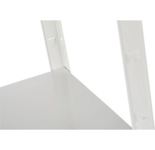 Detailansicht der Eckverbindung eines Metallsteckregals mit weißem Fachboden und Standprofil.
