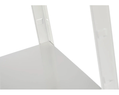 Detailansicht der Eckverbindung eines Metallsteckregals mit weißem Fachboden und Standprofil.