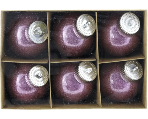 Sechsteiliges Set lila Weihnachtsbaumkugeln mit Glitzer und silberfarbenen Aufhängern in einer Kartonschachtel.