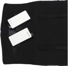 Zwei Varta Powerbanks in den Innentaschen einer schwarzen beheizbaren Weste.