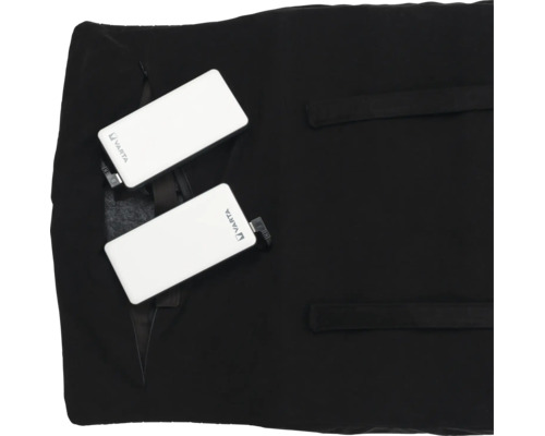 Zwei Varta Powerbanks in den Innentaschen einer schwarzen beheizbaren Weste.
