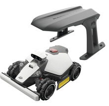 Weißer Mammotion Mähroboter mit Allradantrieb und einer grauen Referenzstation für die Satellitennavigation.