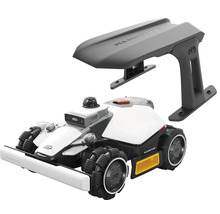 Mammotion Mähroboter mit Allradantrieb und grauem Wetterschutzdach zur Wandmontage.