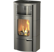 Grauer Kaminofen aus Stahl mit großem Sichtfenster, brennendem Feuer und Warmhaltefach mit Glastür.