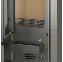 Detailansicht eines Kaminofens mit offenem Brennraum, Stehrost aus Metall, ausgezogener Aschelade und Luftregler.