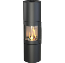 Runder Kaminofen aus schwarzem Stahl mit gewölbter Glasscheibe und brennendem Feuer.