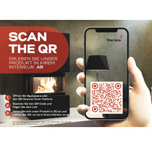 Hand hält Smartphone mit QR-Code und Thermia Logo vor modernem Kaminofen mit brennendem Feuer. Anleitung zur Nutzung von Augmented Reality.