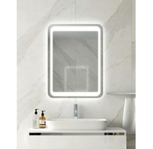 Moderner Badezimmerspiegel mit LED-Beleuchtung, rechteckig mit abgerundeten Ecken, auf einer Wand aus hellem Marmor über einem Waschbecken.