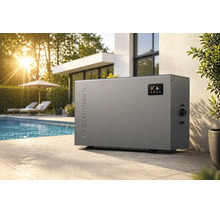 Eine graue Steinbach Pool Waermepumpe mit digitalem Display steht auf einer Terrasse neben einem Swimmingpool im Garten bei Sonnenschein.