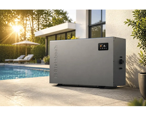 Eine graue Steinbach Pool Waermepumpe mit digitalem Display steht auf einer Terrasse neben einem Swimmingpool im Garten bei Sonnenschein.