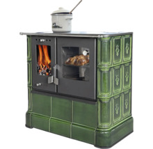 Holzherd mit grüner Kachelverkleidung, Brennkammer mit Feuer, Backrohr mit Gebäck und Kochtopf auf der Kochfläche.