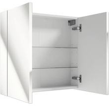 Geöffneter weißer Spiegelschrank fürs Badezimmer mit zwei Glaseinlegeböden und sichtbaren Scharnieren.