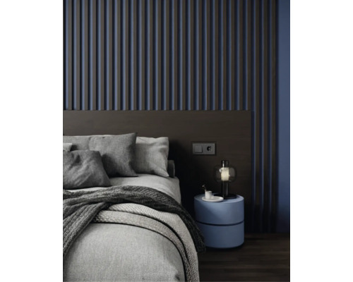 Wandpaneel aus Holzlamellen im Schlafzimmer hinter einem Bett mit grauer Bettwäsche und modernem Nachttisch.
