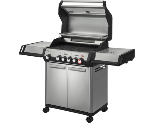 Gasgrill aus Edelstahl mit sechs Drehreglern, zwei Seitenablagen, Unterschrank mit zwei Türen und offenem Deckel auf Rollen.