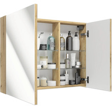 Geöffneter Badezimmer-Spiegelschrank in Holzoptik mit Glaseinlegeböden, befüllt mit verschiedenen Pflegeprodukten und Kosmetika.