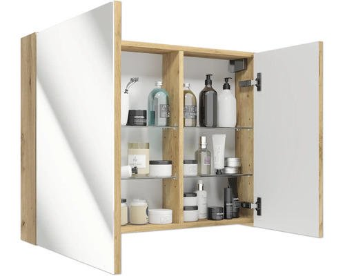 Geöffneter Badezimmer-Spiegelschrank in Holzoptik mit Glaseinlegeböden, befüllt mit verschiedenen Pflegeprodukten und Kosmetika.
