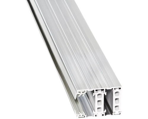 Dreiläufige Vorhangschiene aus Aluminium.