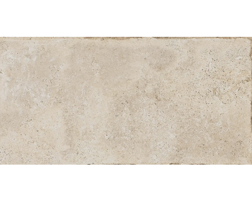 Rechteckige beige Boden- und Wandfliese in Steinoptik mit strukturierter Oberfläche.