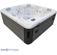 Außenwhirlpool mit Acrylwanne, zahlreichen Massagedüsen, Kopfstützen und Außenverkleidung in Holzoptik. Sanotechnik International Logo.