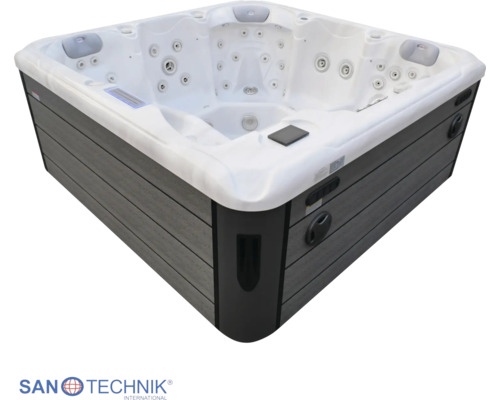 Außenwhirlpool mit Acrylwanne, zahlreichen Massagedüsen, Kopfstützen und Außenverkleidung in Holzoptik. Sanotechnik International Logo.