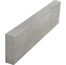 Rasenkante aus Beton in rechteckiger Form.