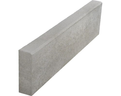 Rasenkante aus Beton in rechteckiger Form.