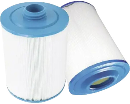 Zwei Pool-Filterkartuschen mit weißem Lamellenfilter und blauen Kunststoffkappen für die Wasserreinigung in Pools oder Whirlpools.