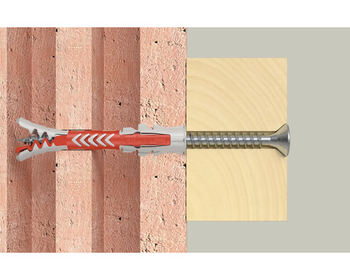 Querschnitt eines Fischer DuoPower Universaldübels mit Schraube zur Befestigung von Holz an einer Ziegelwand.