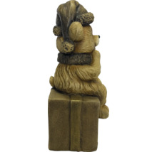 Weihnachtsfigur Bär mit Mütze und Schal sitzend auf einem Geschenkpaket.