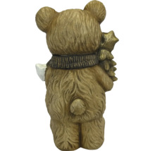 Rückansicht einer dekorativen Bärenfigur mit Fellstruktur, Schal und kleinem Baum.