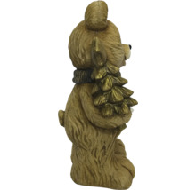 Weihnachtsfigur Bär mit Schal hält einen Tannenbaum.