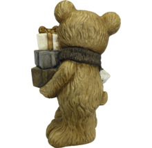 Weihnachtsfigur Bär mit Geschenken und Schal, Rückansicht einer stehenden Figur mit strukturierter Oberfläche.