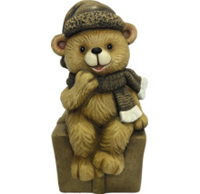 Dekofigur Bär mit Wintermütze und Schal, sitzend auf einem Steinblock.