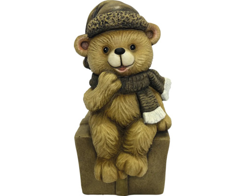 Dekofigur Bär mit Wintermütze und Schal, sitzend auf einem Steinblock.