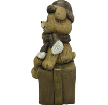 Dekofigur Bär sitzend auf einer Geschenkbox mit Wintermütze und Schal.