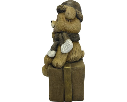 Dekofigur Bär sitzend auf einer Geschenkbox mit Wintermütze und Schal.