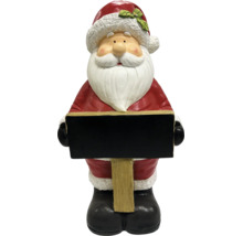 Weihnachtsmann-Figur aus Polyresin hält eine beschreibbare Kreidetafel, klassische Weihnachtsdekoration.