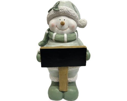 Schneemann-Figur mit Mütze und Schal, hält ein leeres schwarzes Schild an einem Holzpfosten.