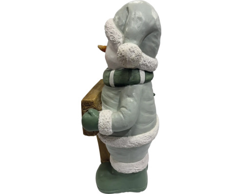 Schneemann-Figur aus Magnesia, hält einen Holzklotz, trägt Mütze, Schal und Handschuhe, Weihnachtsdekoration für draußen.