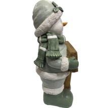 Dekofigur Schneemann in Weiß und Grün mit Mütze, Schal und Handschuhen, hält ein braunes Holzschild.