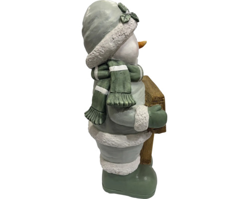 Dekofigur Schneemann in Weiß und Grün mit Mütze, Schal und Handschuhen, hält ein braunes Holzschild.