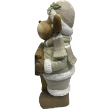 Dekofigur Rentier in winterlicher Kleidung mit Mütze und Schal aus Magnesia für die Weihnachtsdekoration.