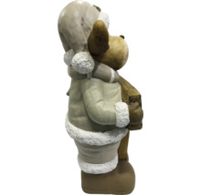 Dekorative Rentier-Figur in winterlicher Kleidung mit Mütze und Mantel, Seitenansicht.