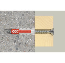 Fischer DuoPower Dübel mit Schraube in einer Betonwand zur Befestigung eines Holzstücks.