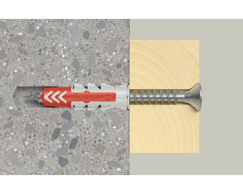 Fischer DuoPower Dübel mit Schraube in einer Betonwand zur Befestigung eines Holzstücks.