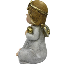 Sitzende Engelsfigur in Steinoptik mit goldenem Haar, Flügeln und einem goldenen Herz.